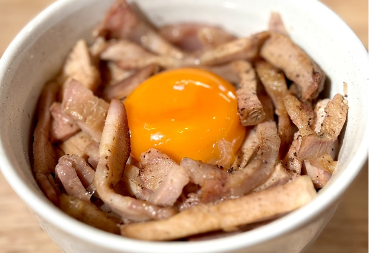 卵黄乗せ焼豚飯